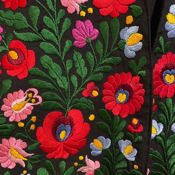 Black full embroidered floral Jacket. Size Smalll - Picture 2 of 6